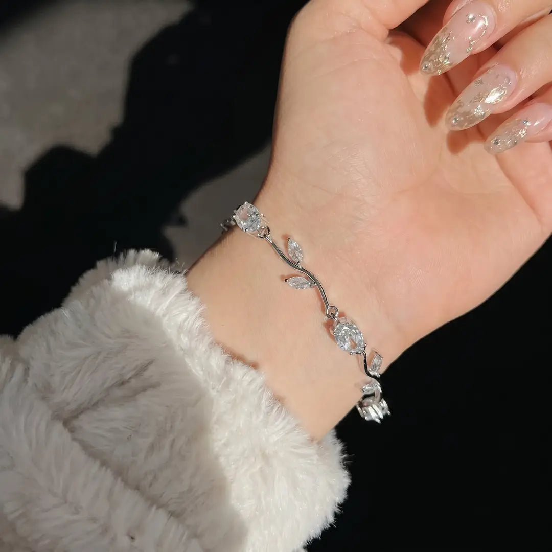 Silver Tulip Bracelet for Women – Elegant Korean Style Stainless Steel Charm Bracelet